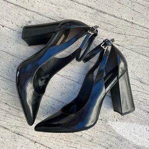 GUESS Size 8 Chunky Heeled Black Pointed Shoes in Good used condition